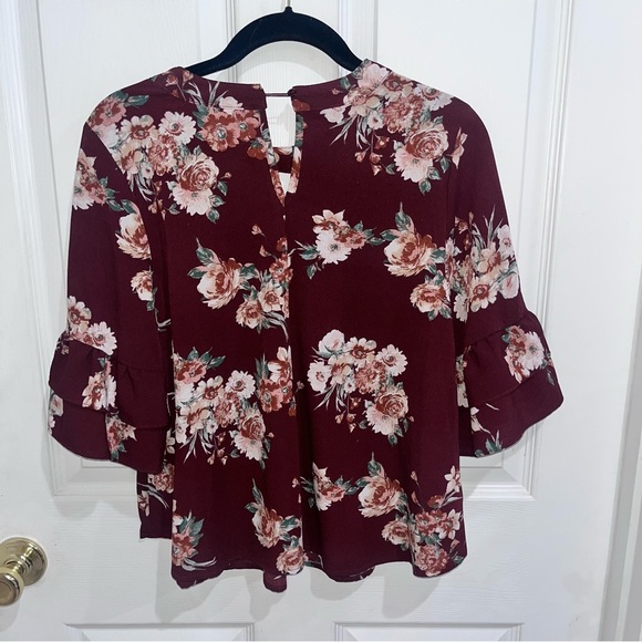 URBAN Romantics Cream and White Bell Sleeve Blouse - Picture 2 of 4